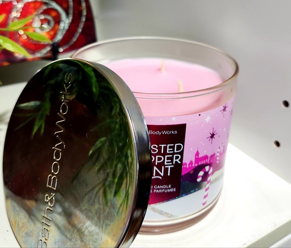 Twisted Peppermint  3 Wick Candle by Bath and Body Works RARE DISCONTINUED - Picture 2 of 3
